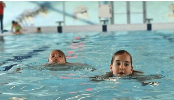 Twee kinderen zwemmen zelfstandig