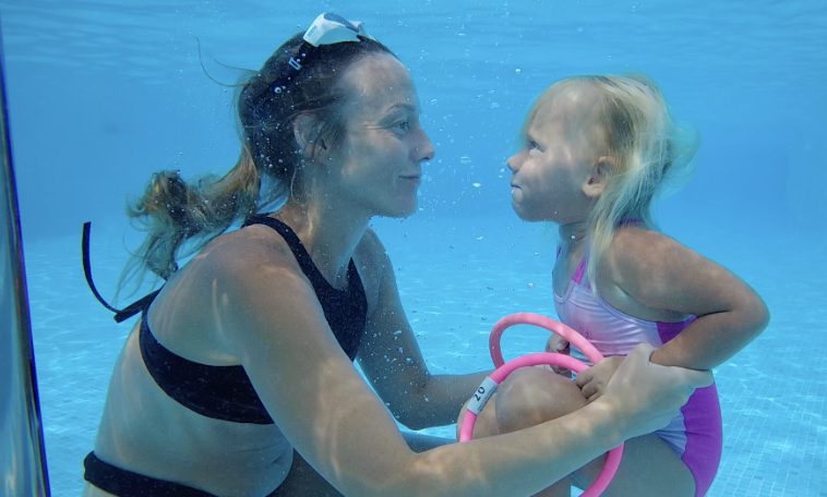 Floor met een meisje in het water