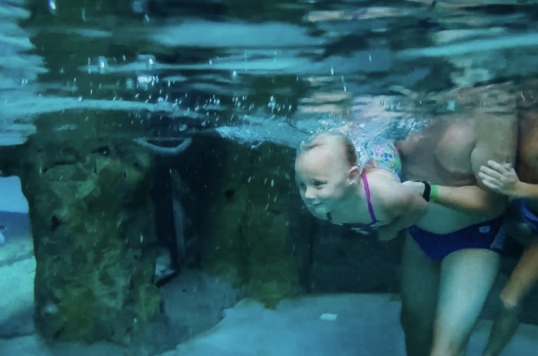 Kind ontspannen onder water